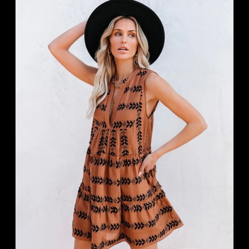 Vici SEVEN WONDERS POCKETED EMBROIDERED DRESS